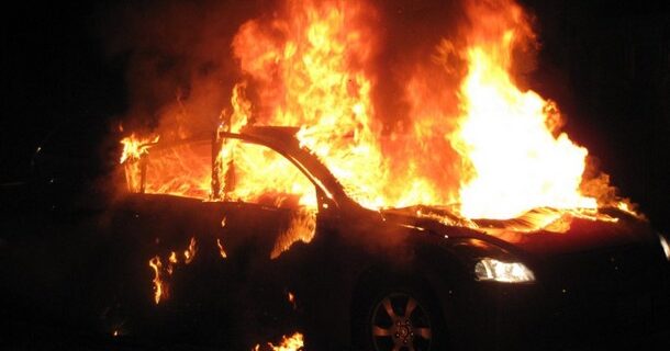 Και δεν πλήρωσαν επιχειρηματία, και έβαλαν φωτιά στο αυτοκίνητό του