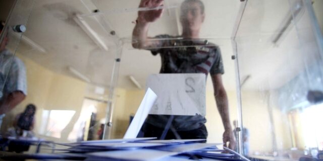 Εκλογές με την μπάλα στην κερκίδα