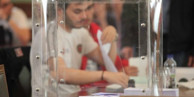 Τρεις “γάιδαροι” μαλώνανε σε ξένο αχυρώνα