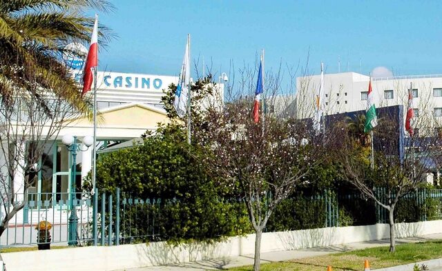Πάνε… πάσο οι εργαζόμενοι του Καζίνο Λουτρακίου. Το κρατούν κλειστό και βάζουν τους μετόχους στο παιχνίδι