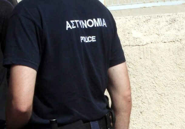 Αστυνομικός-“μπουμπούκι”: Και δούλευε ως φύλακας σε εταιρία και την έκλεβε