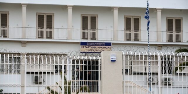 Στάση αλληλεγγύης στον Ρωμανό στον Κορυδαλλό. Δεν μπαίνουν στα κελιά τους Κουφοντίνας-Γουρνάς