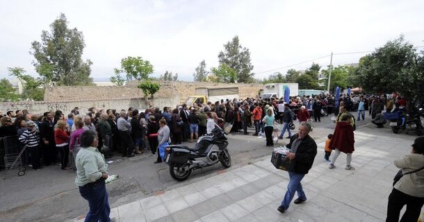 Ατελείωτες ουρές στη διανομή τροφίμων στον Περισσό