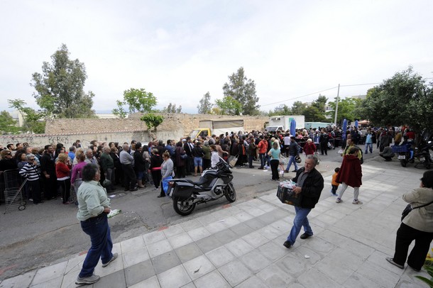 Ατελείωτες ουρές στη διανομή τροφίμων στον Περισσό