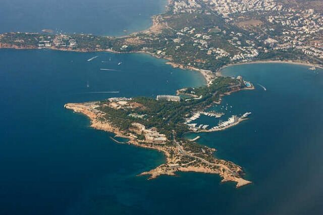 Δεν υπάρχουν, αλαζόνες και σνομπ, μόνο αξιότεροι