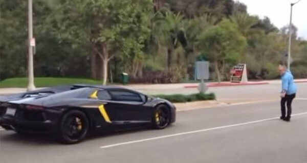 Βίντεο τρέλας: Πετάει πέτρα σε Lamborghini Aventador των 340.00 ευρώ