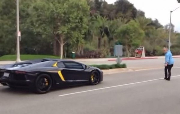 Βίντεο τρέλας: Πετάει πέτρα σε Lamborghini Aventador των 340.00 ευρώ