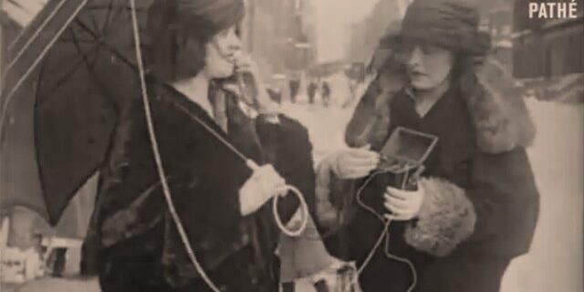 Μηχανή του Χρόνου: Οι γυναίκες μιλούσαν με κινητό τηλέφωνο από το 1922