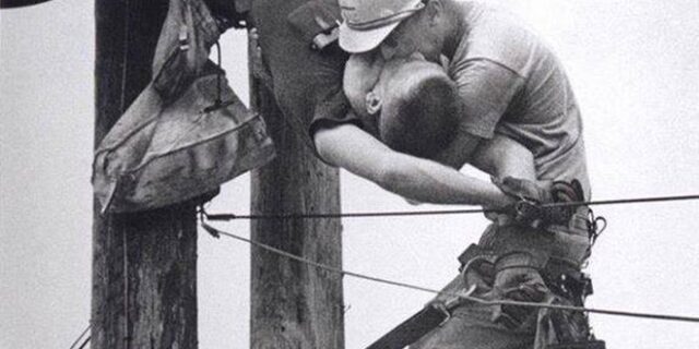 Μηχανή του Χρόνου: Το φιλί της ζωής στον υπάλληλο, που χτυπήθηκε με 4 χιλιάδες βολτ