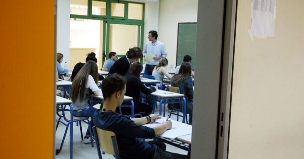 Στο εδώλιο καθηγήτρια για κινητό που χάθηκε σε εξετάσεις