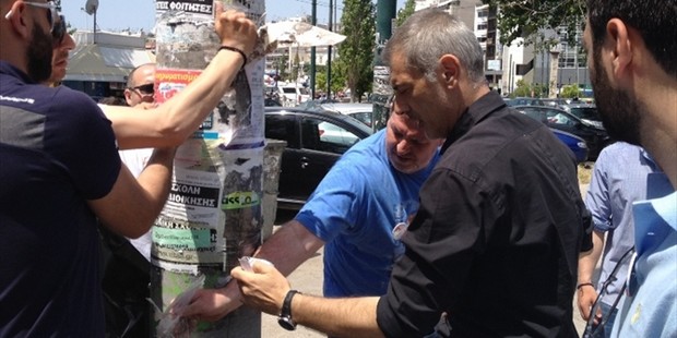 Ο Γ. Μώραλης καθάριζε τις αφίσες στον Πειραιά με εθελοντές του συνδυασμού του
