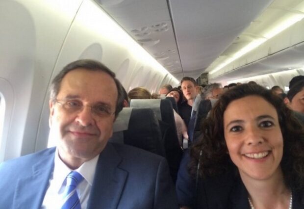 Photobombing στη selfie Σαμαρά – Κατριβάνου εν πτήσει