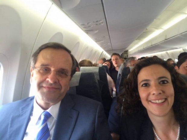 Photobombing στη selfie Σαμαρά – Κατριβάνου εν πτήσει