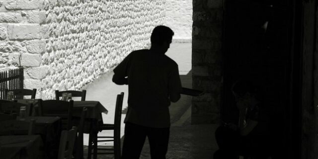 Η μαύρη εργασία εξαφανίζει τα έσοδα των ασφαλιστικών ταμείων