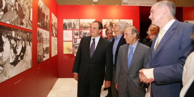 Καραμανλής-Σημίτης-Παπανδρέου στηρίζουν. Αλλά ποιους;