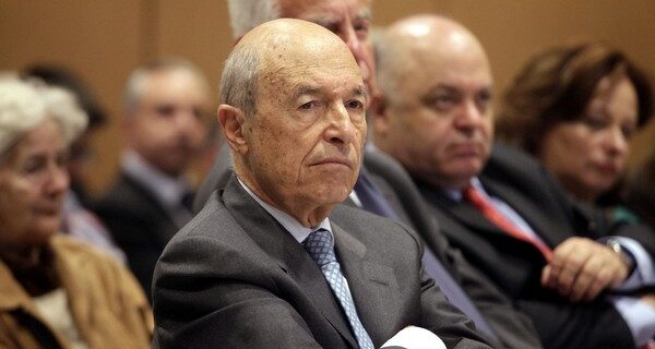 Ο Σημίτης παρουσίασε το νέο του βιβλίο στο Μάντσεστερ και δεν προβλέπει νέο κούρεμα
