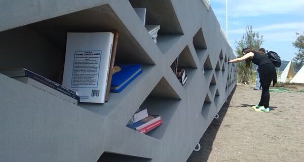 Διαβάζοντας εκεί που σκάει το κύμα: Η πρώτη beach library ξενοδοχείου στον κόσμο είναι γεγονός και βρίσκεται στην Ελλάδα
