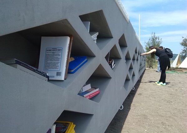 Διαβάζοντας εκεί που σκάει το κύμα: Η πρώτη beach library ξενοδοχείου στον κόσμο είναι γεγονός και βρίσκεται στην Ελλάδα