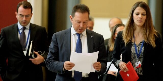 Ώρα μηδέν για την ελάφρυνση του χρέους στο Eurogroup. Η θέση του Στουρνάρα