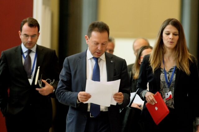 Ώρα μηδέν για την ελάφρυνση του χρέους στο Eurogroup. Η θέση του Στουρνάρα