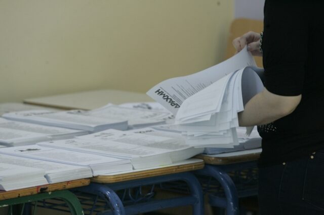 Ευρωεκλογές 2014: Πανικός στο Ίλιον. Χρυσαυγίτες άδειασαν εκλογικό τμήμα