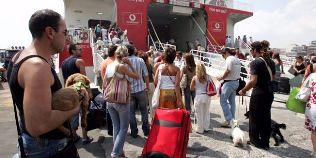 400.000 ”λιγότερα” δωρεάν εισιτήρια για διακοπές” αλλά το υπουργείο Εργασίας το πανηγυρίζει