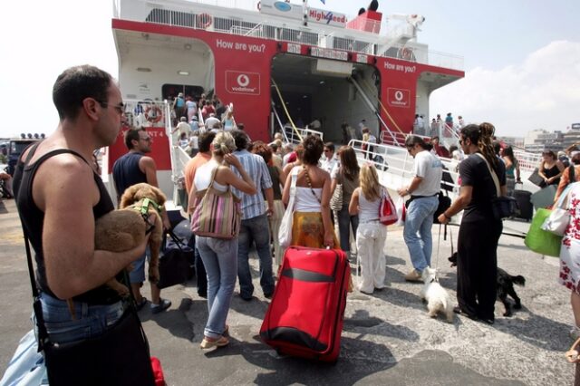 400.000 ”λιγότερα” δωρεάν εισιτήρια για διακοπές” αλλά το υπουργείο Εργασίας το πανηγυρίζει