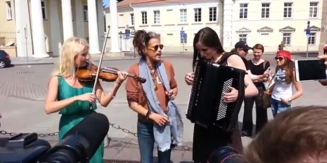 Βίντεο-παρωδία: Ο Steven Tyler ξέχασε τα λόγια του τραγουδιού του