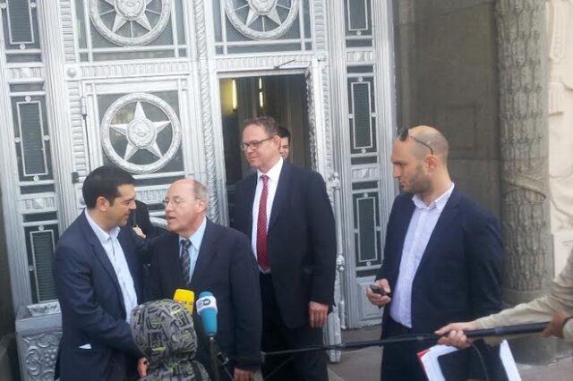 Τσίπρας στη Μόσχα: Μαριονέτα του Μπαρόζο ο Σαμαράς