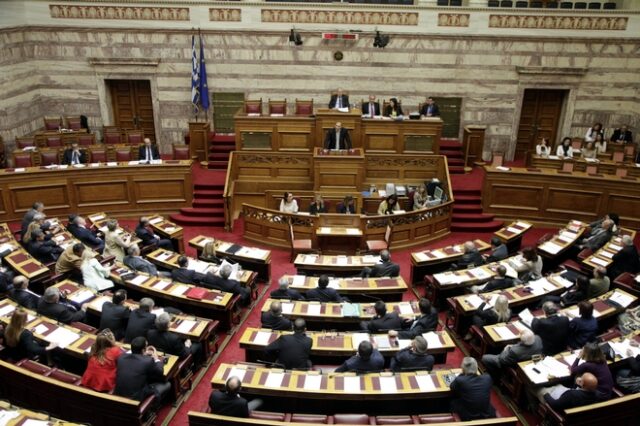 Στα θερινά της Βουλής τα δύσκολα νομοσχέδια για τη ΔΕΗ και τον αιγιαλό