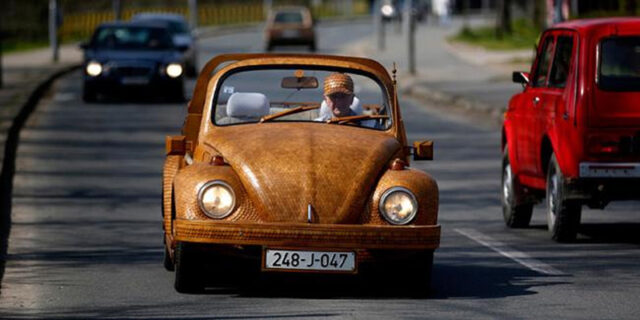 Συνταξιούχος από τη Βοσνία καλύπτει το VW Beetle με 50.000 κομμάτια ξύλου βελανιδιάς!