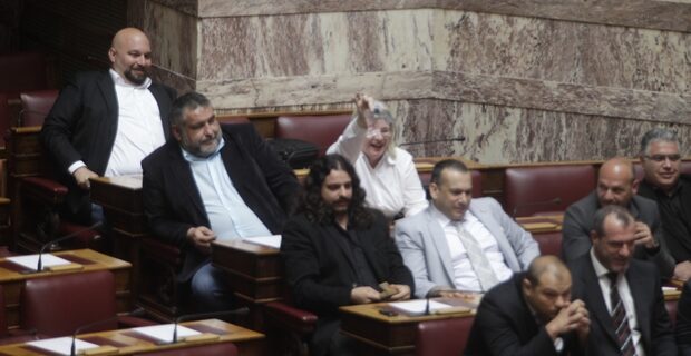 Γερμενής: “Μας τιμωρεί το σύστημα” – Βουλευτές της Χ.Α. κουνούσαν χαρτονομίσματα στον Αλεξόπουλο