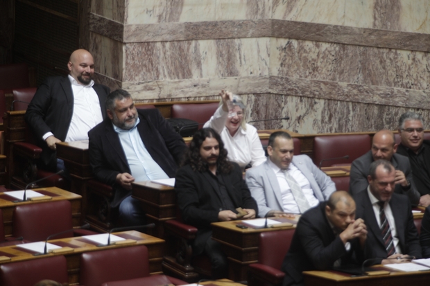 Γερμενής: “Μας τιμωρεί το σύστημα” – Βουλευτές της Χ.Α. κουνούσαν χαρτονομίσματα στον Αλεξόπουλο