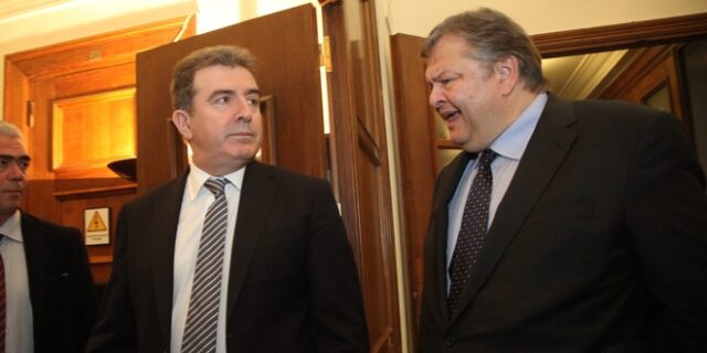 Kόντρα ΠΑΣΟΚ – ΝΔ για τα σποτ. Διαφωνία Χρυσοχοΐδη με Βενιζέλο για το εκλογικό δίλημμα