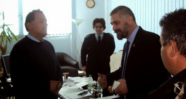 Κλιμάκιο της Χρυσής Αυγής στην αστυνομική διεύθυνση Ευβοίας