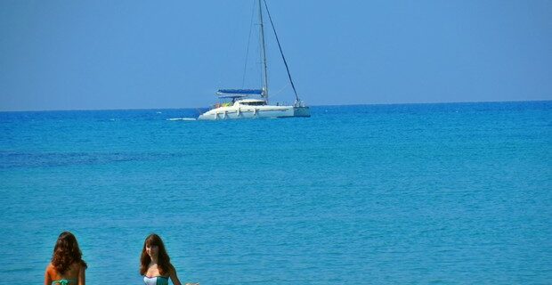 Σε αναζήτηση χρηματοδότησης από ιδιώτες για την προβολή της Ελλάδας προχωρά το υπουργείο Τουρισμού