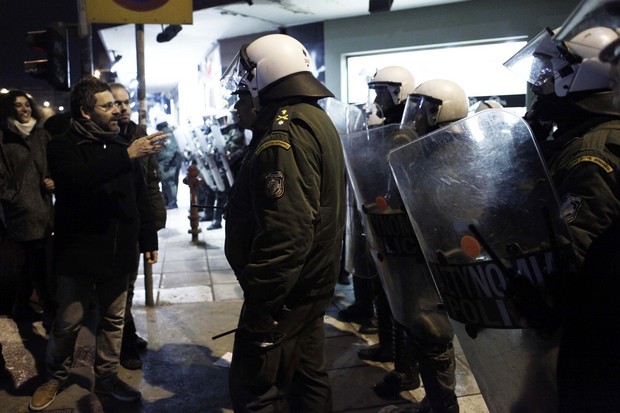 Σοβαρά επεισόδια ανάμεσα σε οπαδούς της ΑΕΚ και κατοίκους της Ν. Φιλαδέλφειας