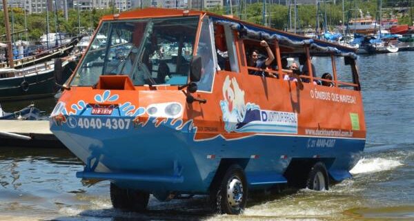 Βόλτα στα αξιοθεατα του Ρίο με παλιό αμερικανικό στρατιωτικό φορτηγό, για τους τουρίστες του Μουντιάλ
