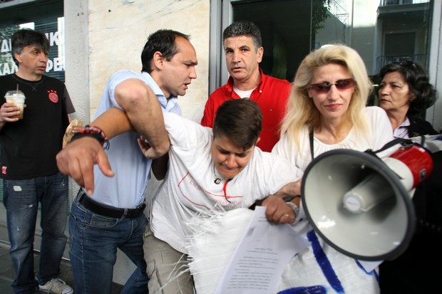 Παραμένουν έξω από τα γραφεία του ΠΑΣΟΚ οι καθαρίστριες