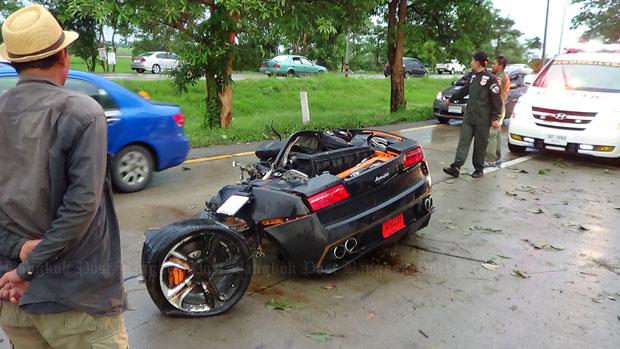 H Lamborghini Gallardo κόπηκε στα δύο, ο οδηγός βγήκε χωρίς να τραυματιστεί.