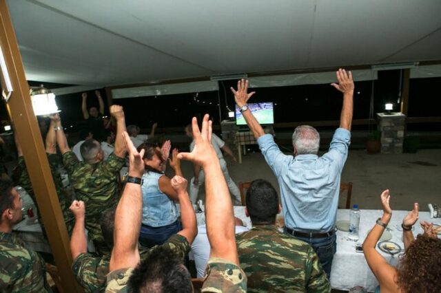 Στο Αγαθονήσι με φαντάρους πανηγύρισε την πρόκριση της Εθνικής ο Αβραμόπουλος