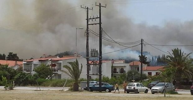 Μάχη με τις φλόγες στον Αγιόκαμπο Λάρισας και στη Μαλεσίνα