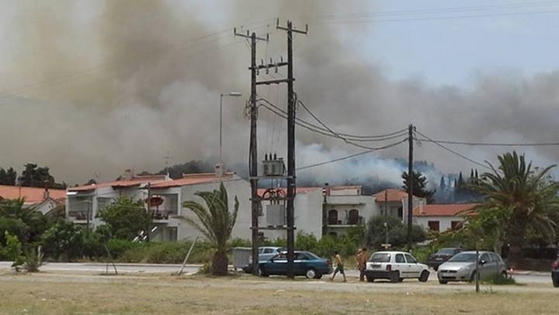 Μάχη με τις φλόγες στον Αγιόκαμπο Λάρισας και στη Μαλεσίνα