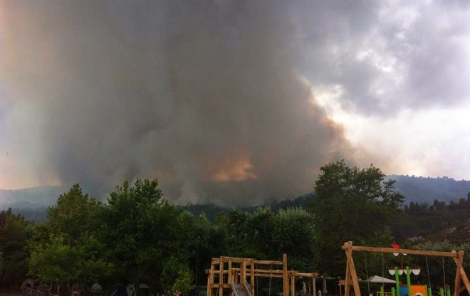 Θεσσαλονίκη: Καίγεται δασική έκταση στον Αρμενιστή
