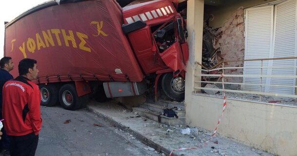 Απίστευτο τροχαίο στη Σπάρτη: Νταλίκα εισέβαλε στο σαλόνι υπερυψωμένου σπιτιού