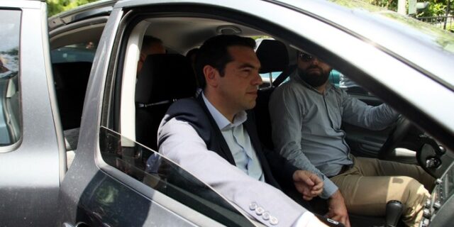 Bloomberg: Ο Α. Τσίπρας κάνει στροφή στο κέντρο για να καλλιεργήσει τη θέση του εν αναμονή πρωθυπουργού
