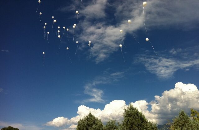 Λευκά και γαλάζια μπαλόνια στον ουρανό για τα εξαφανισμένα παιδιά