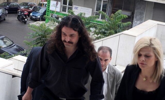 Ελεύθερος με περιοριστικούς όρους ο Μπαρμπαρούσης: “Ήρθα να πω πόσο καλό παιδί είμαι και να φύγω”