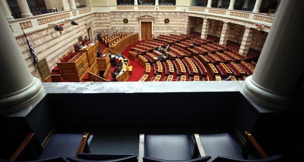 Για μπάνια οι βουλευτές μας: Έληξαν πρόωρα οι εργασίες της Ολομέλειας