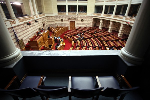 Για μπάνια οι βουλευτές μας: Έληξαν πρόωρα οι εργασίες της Ολομέλειας